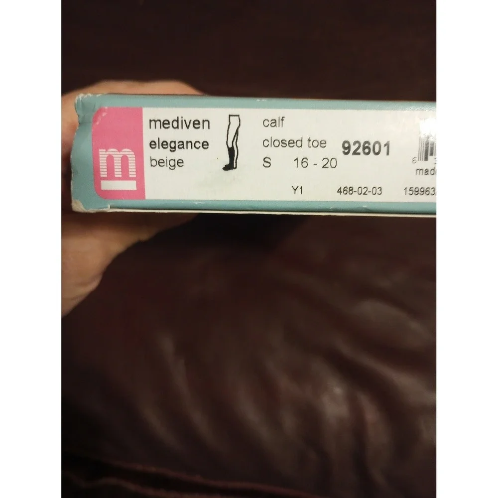 Medical compression knee‎ high socks.